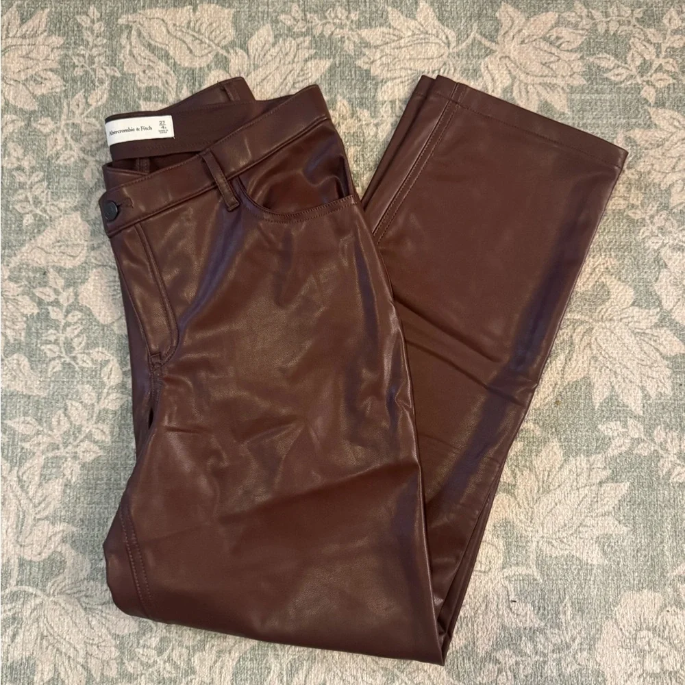 Abercrombie & Fitch - Criss-Cross Waistband Vegan Leather 90s Straight Pant - Picture 11 of 13